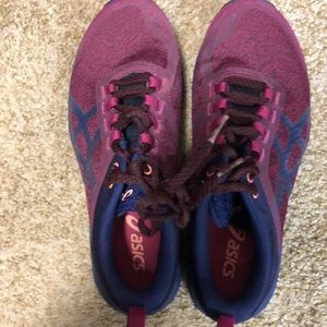 ASIC trail shoes gecko XT size 7 1/2 burgundy and blue very good condition